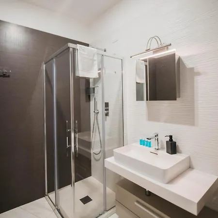 Minerva Luxury & Tulipan By Holidays Apartment *